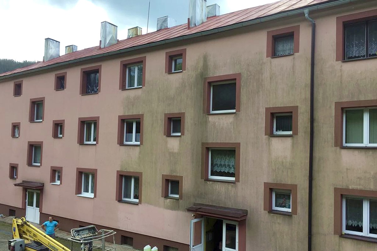 Profesionálne čistenie fasády bytového domu, fasáda pred čistením | pemtrade.sk