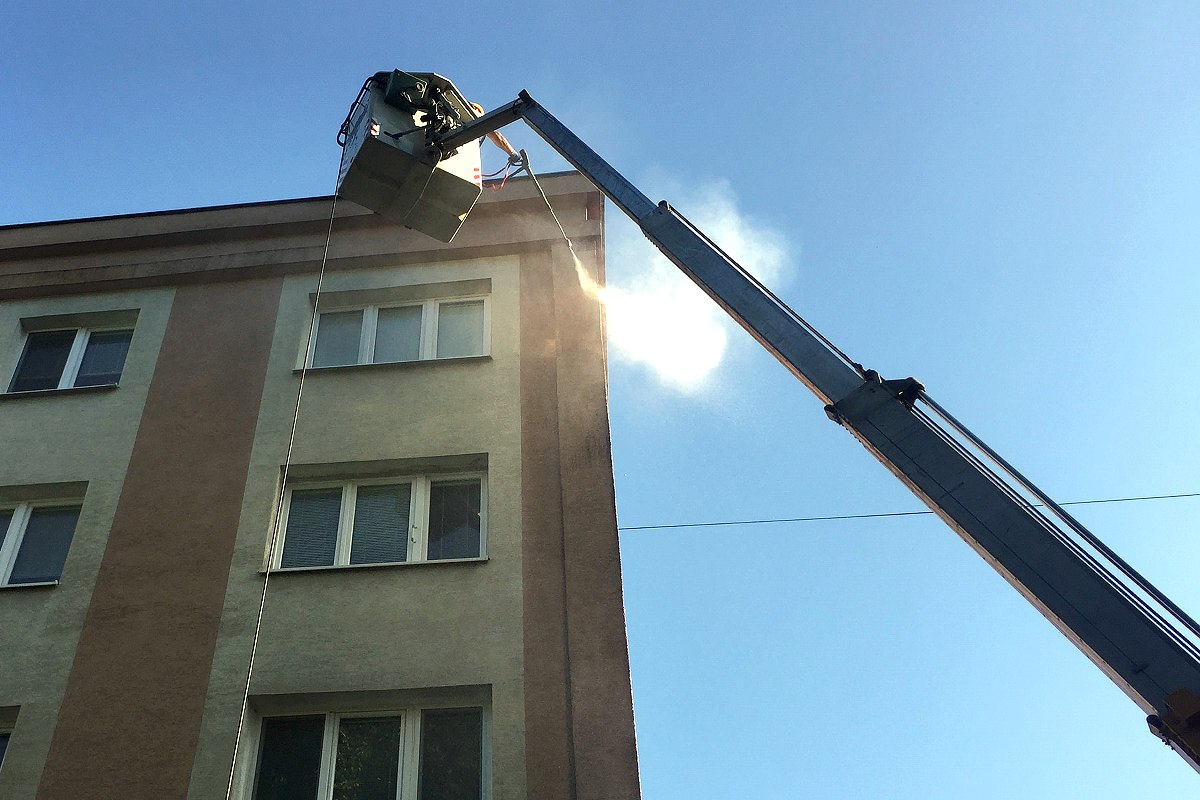 Čistenie fasády bytového domu | pemtrade.sk
