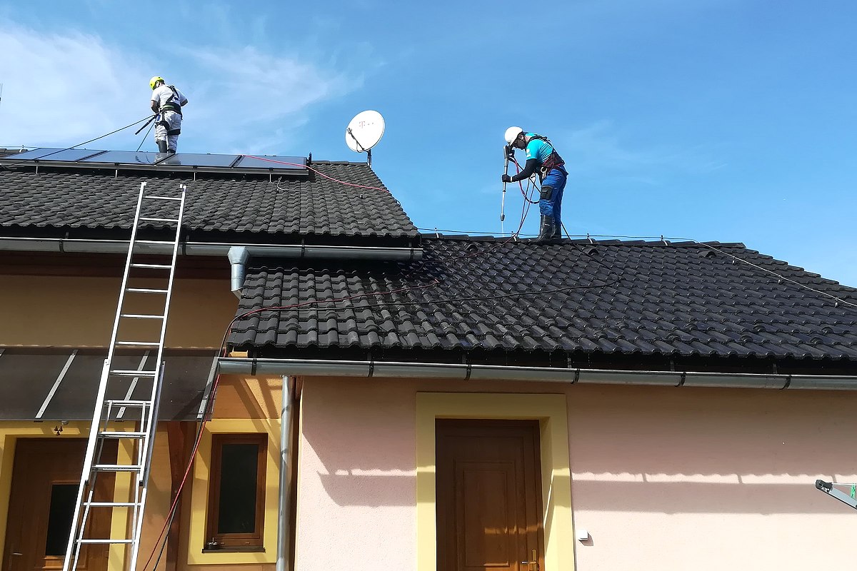 Čistenie strechy na rodinnom dome | pemtrade.sk