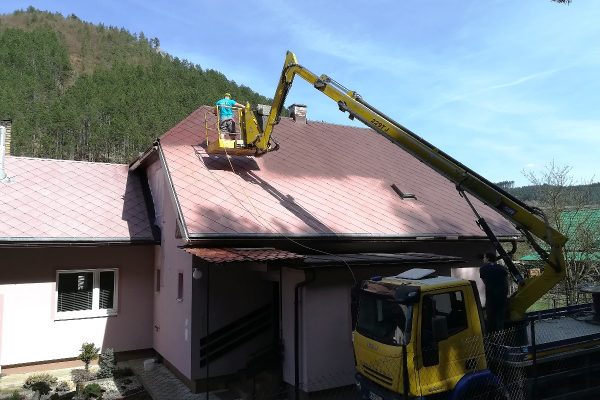 Maľovanie strechy striekaním